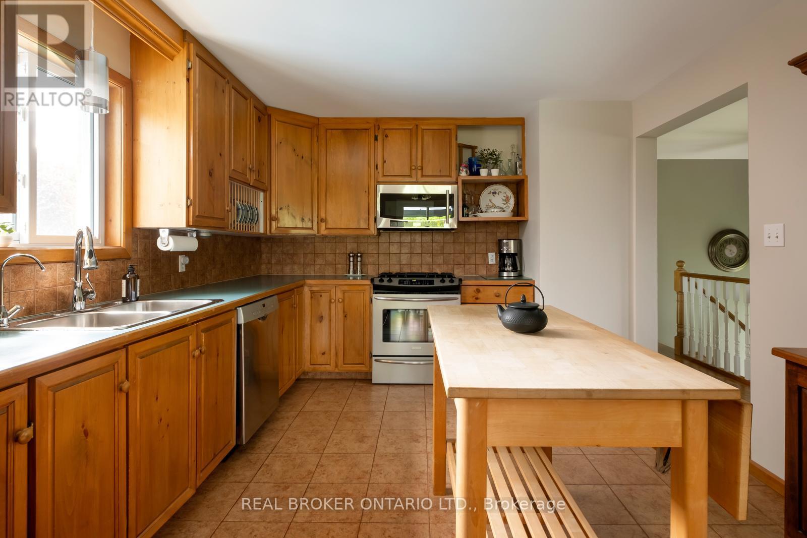 Photo 2 of 1743 Barton Drive, Selwyn ON