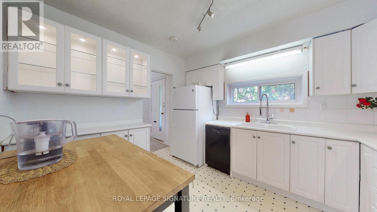 Photo 7 of 76 6 Esterbrooke Avenue, Toronto ON