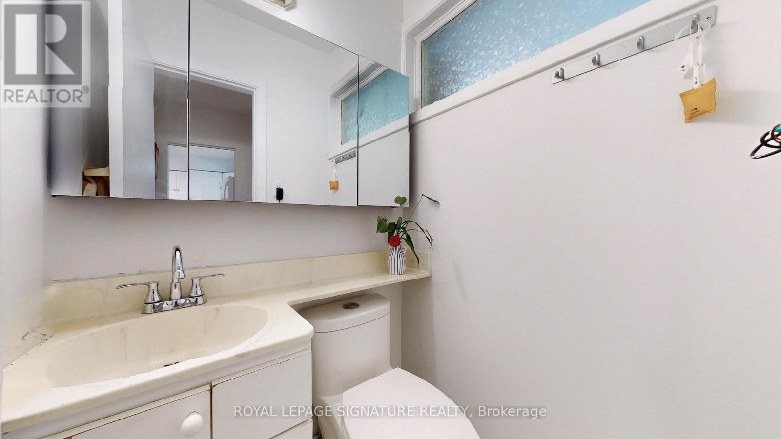Photo 32 of 76 6 Esterbrooke Avenue, Toronto ON