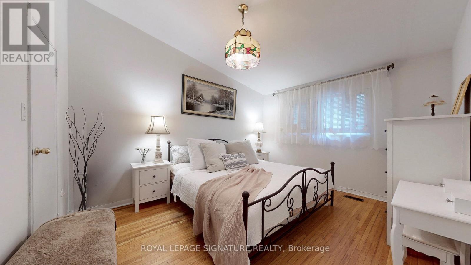 Photo 34 of 76 6 Esterbrooke Avenue, Toronto ON