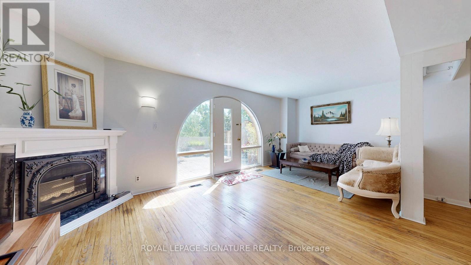 Photo 37 of 76 6 Esterbrooke Avenue, Toronto ON
