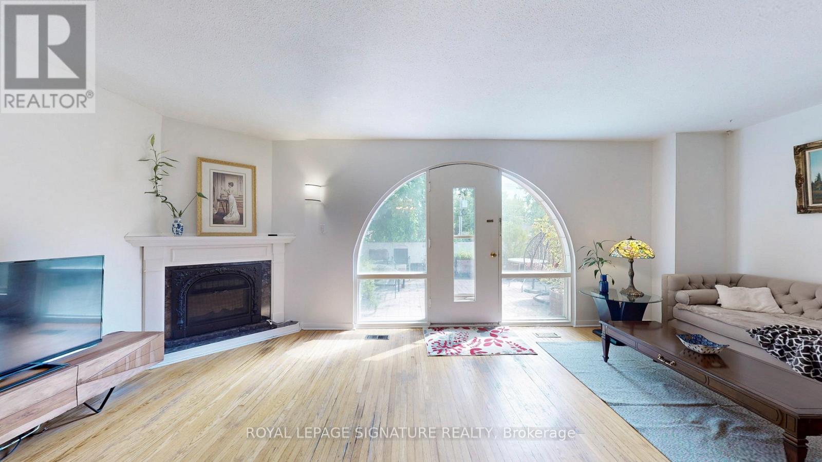 Photo 22 of 76 6 Esterbrooke Avenue, Toronto ON