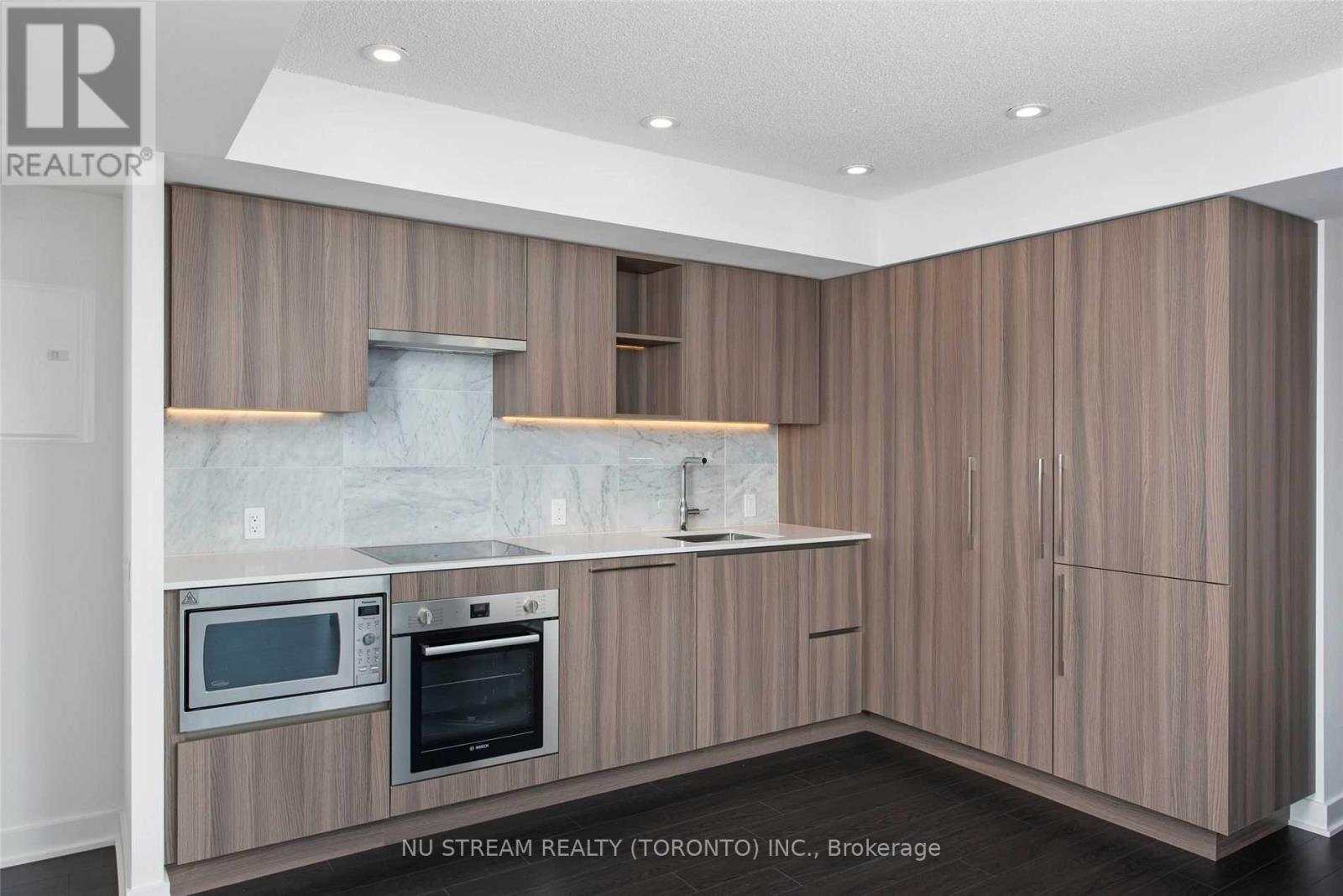Photo 4 of 603 19 Bathurst Street W, Toronto ON