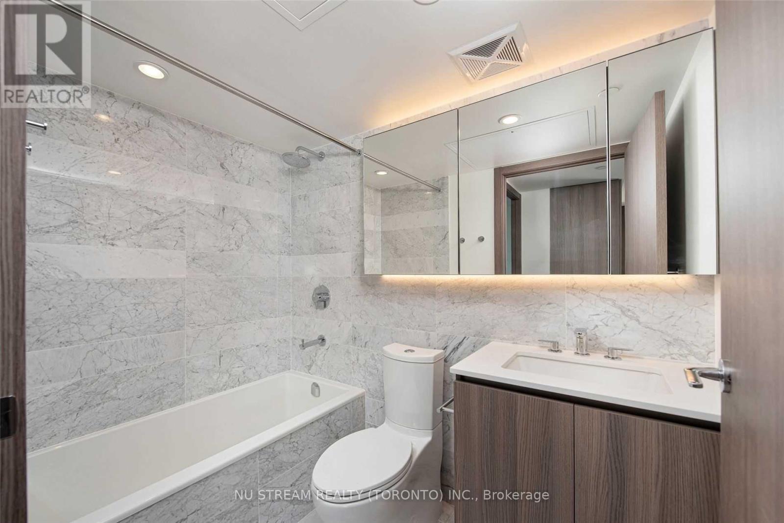 Photo 2 of 603 19 Bathurst Street W, Toronto ON