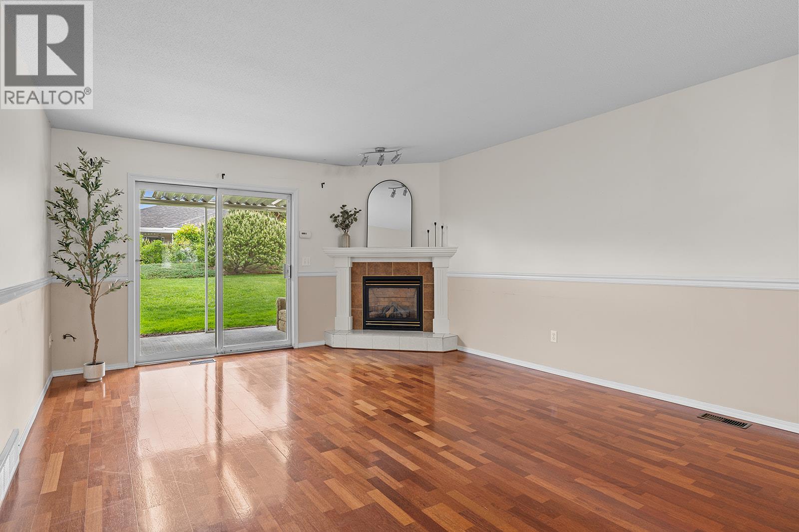 Photo 5 of 1874 Parkview Crescent Unit 7, Kelowna BC