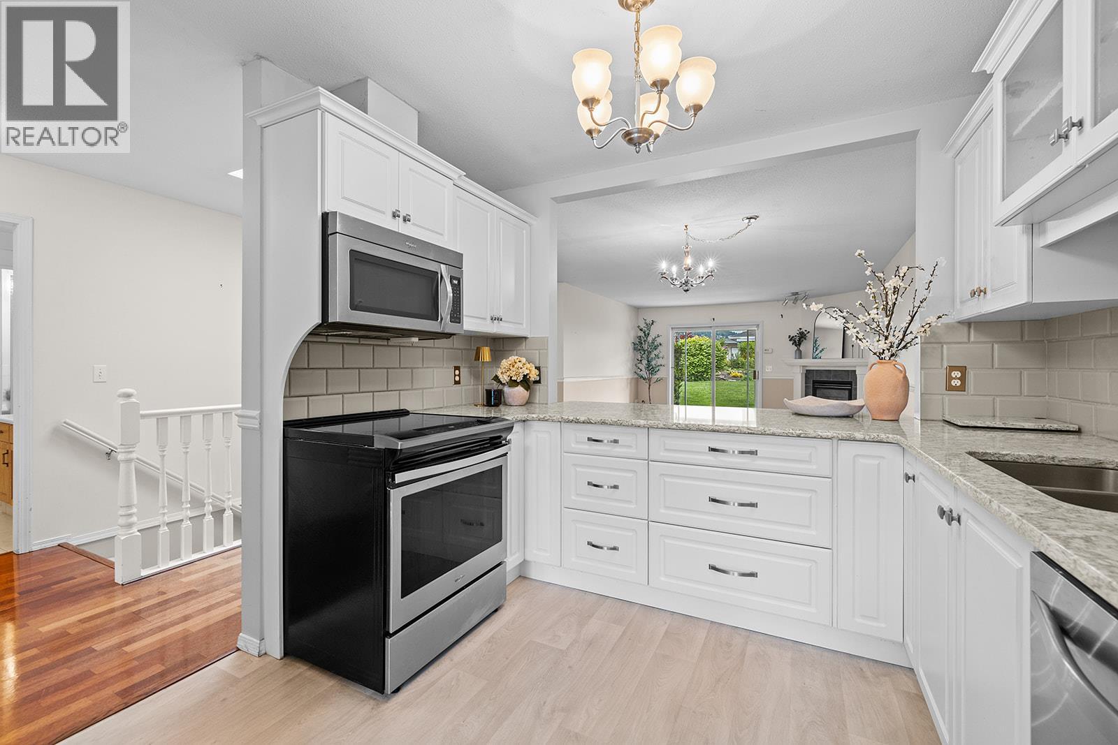 Photo 8 of 1874 Parkview Crescent Unit 7, Kelowna BC