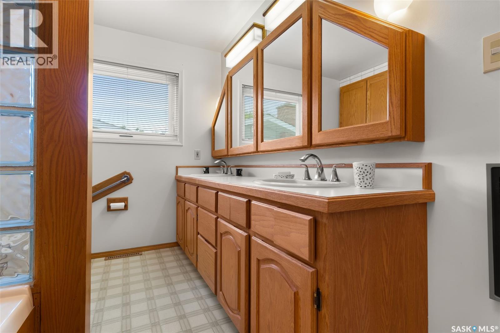 Photo 10 of 38 Calder Crescent, Regina SK