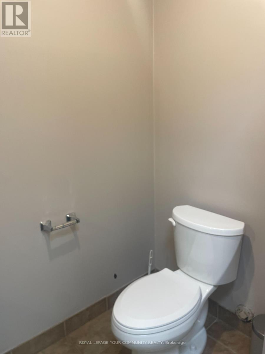 Photo 3 of 51 Main 2355 Derry Road E, Mississauga ON
