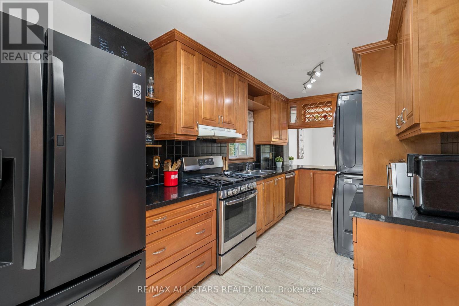 Photo 3 of 1247 Canborough Crescent, Pickering ON