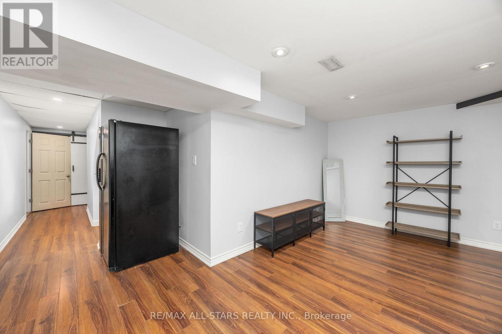 Photo 10 of 1247 Canborough Crescent, Pickering ON