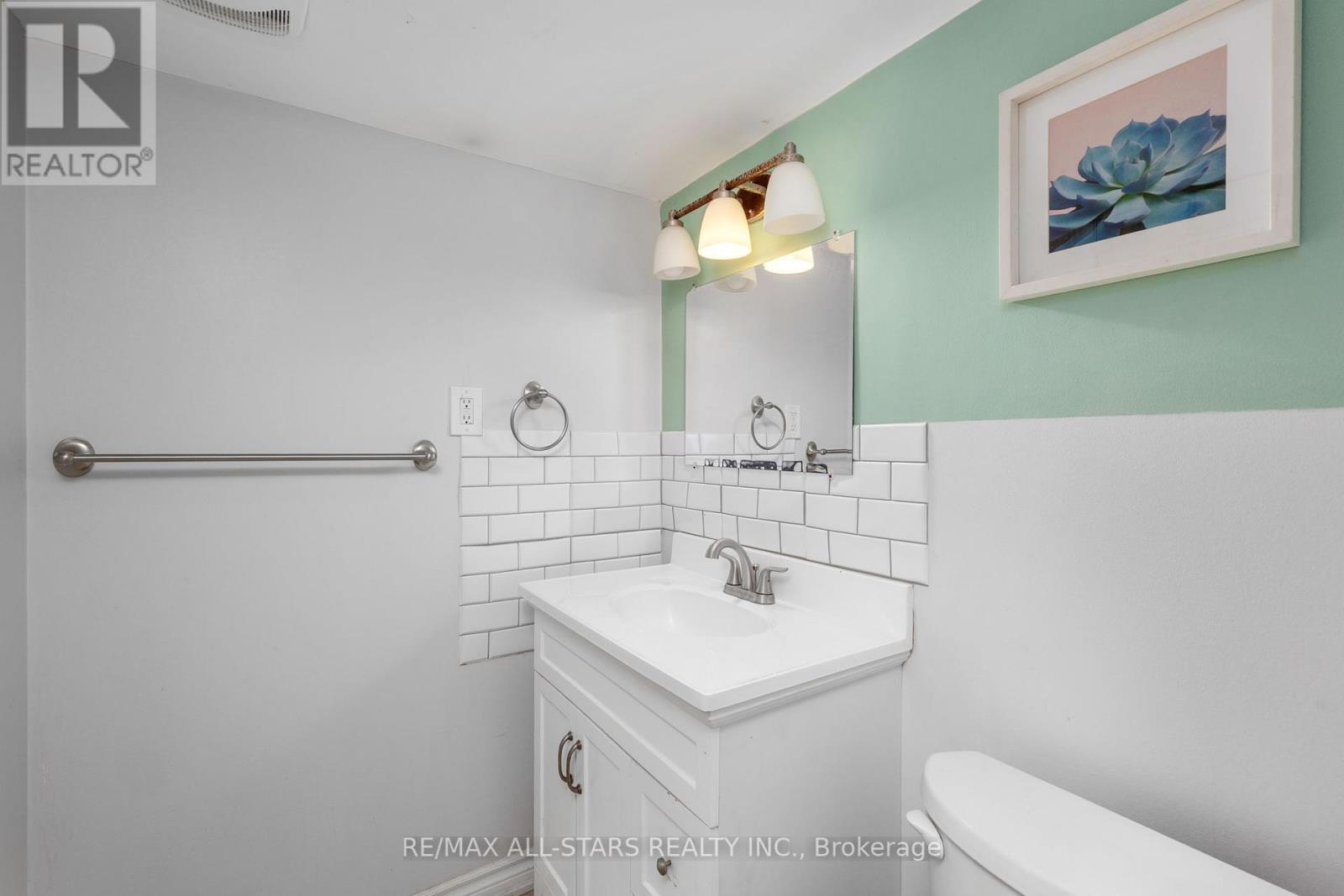 Photo 11 of 1247 Canborough Crescent, Pickering ON