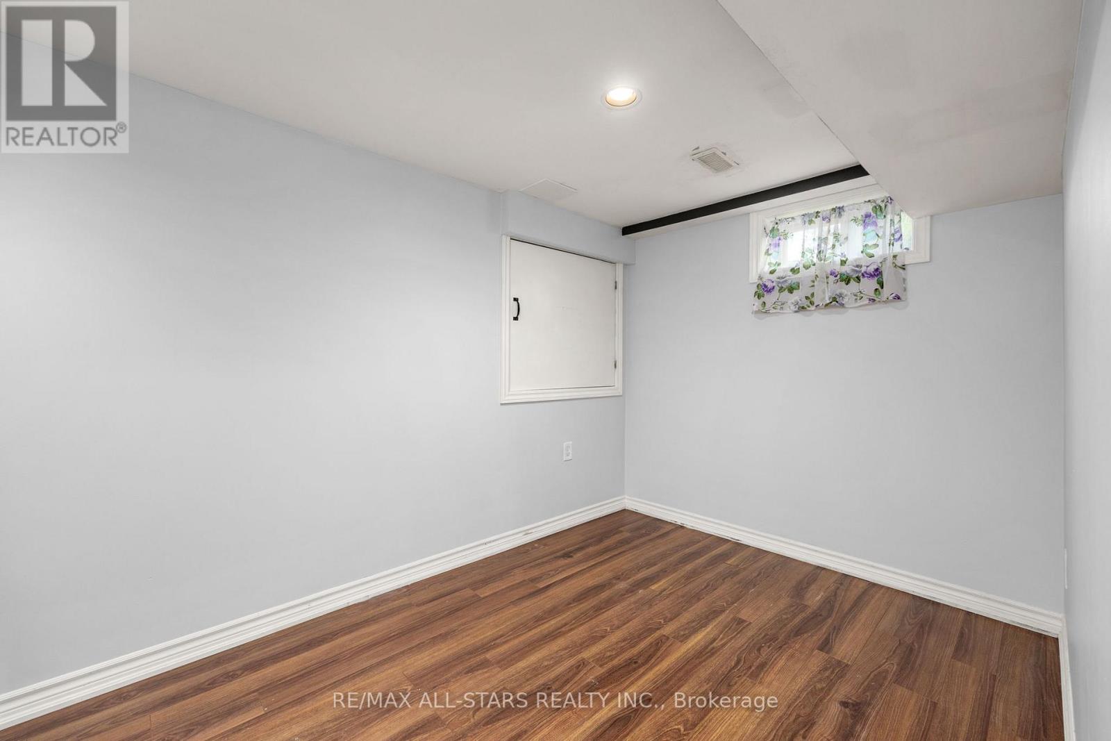 Photo 5 of 1247 Canborough Crescent, Pickering ON