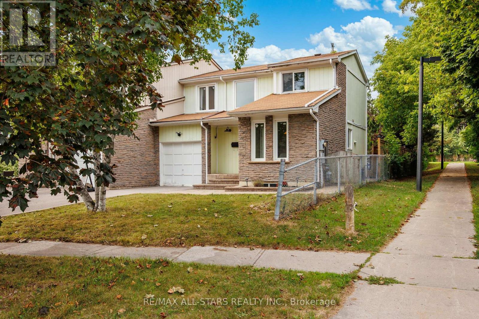 Photo 38 of 1247 Canborough Crescent, Pickering ON