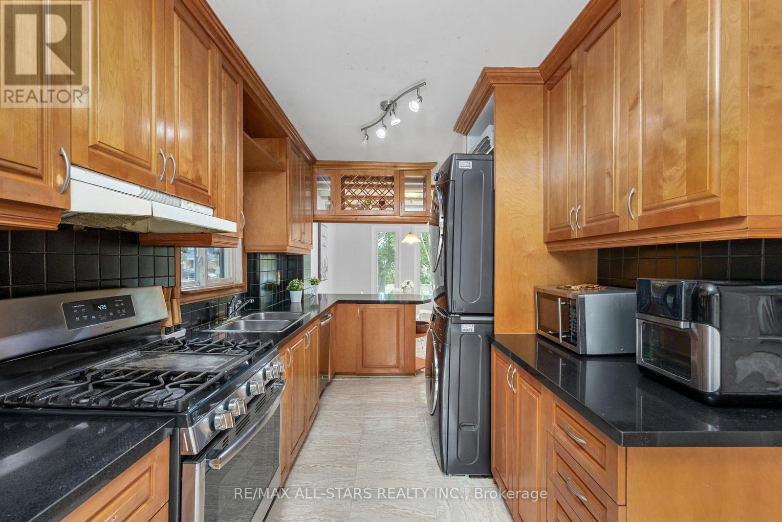 Photo 19 of 1247 Canborough Crescent, Pickering ON