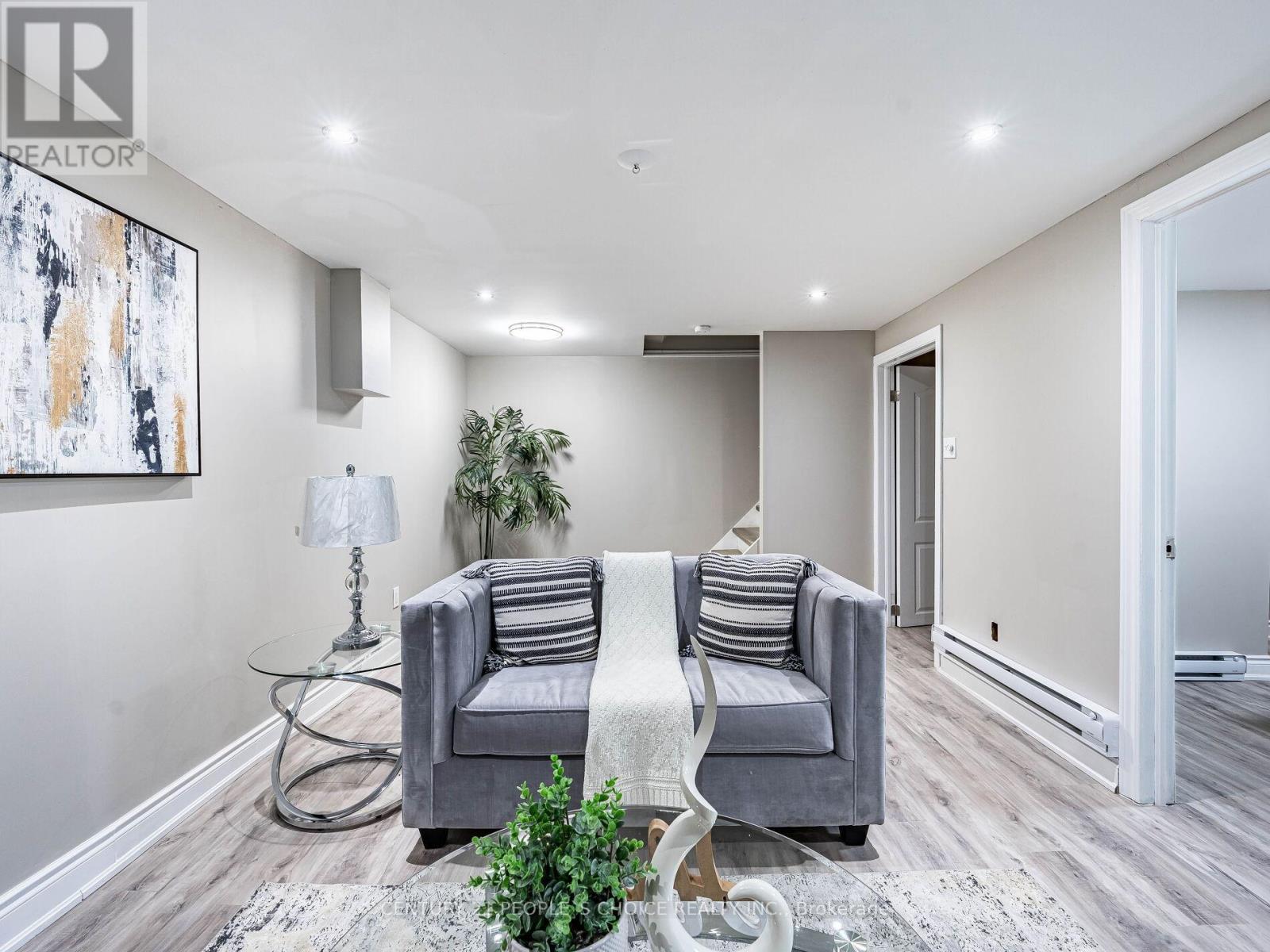Photo 15 of 25 506 Normandy Street, Oshawa ON