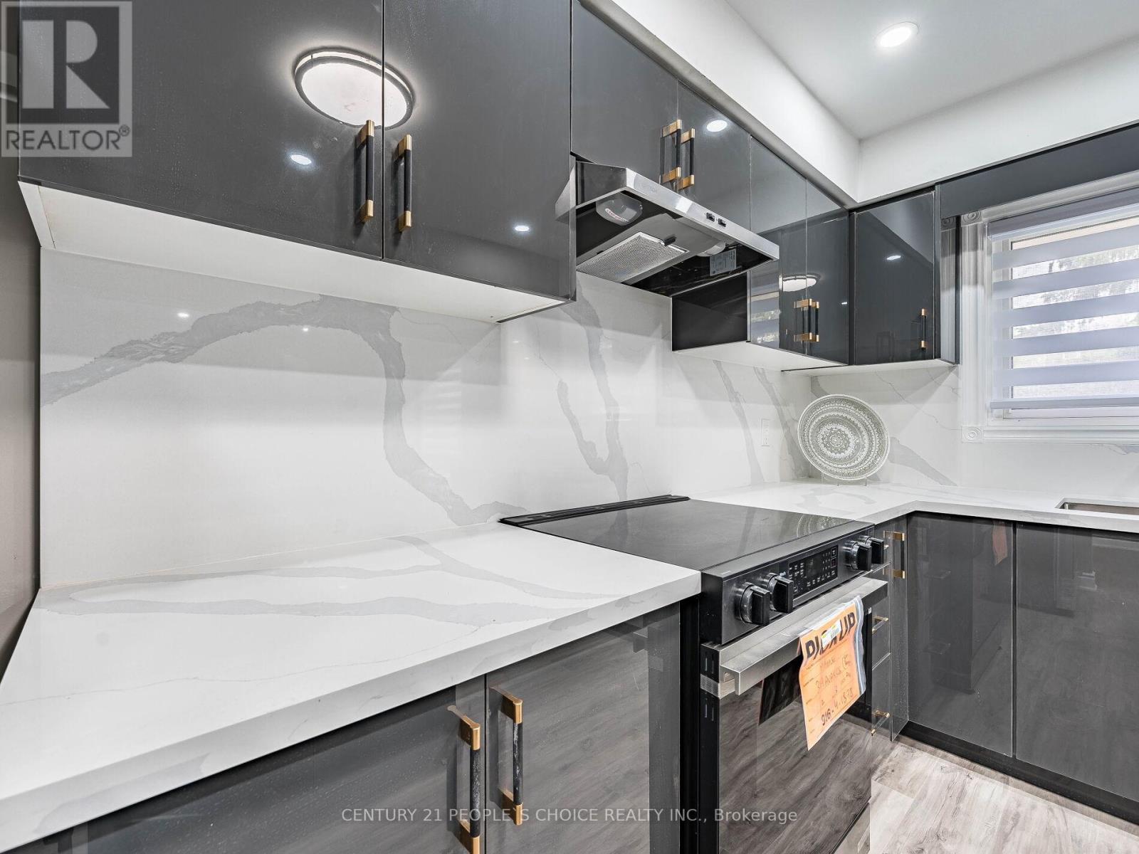 Photo 19 of 25 506 Normandy Street, Oshawa ON
