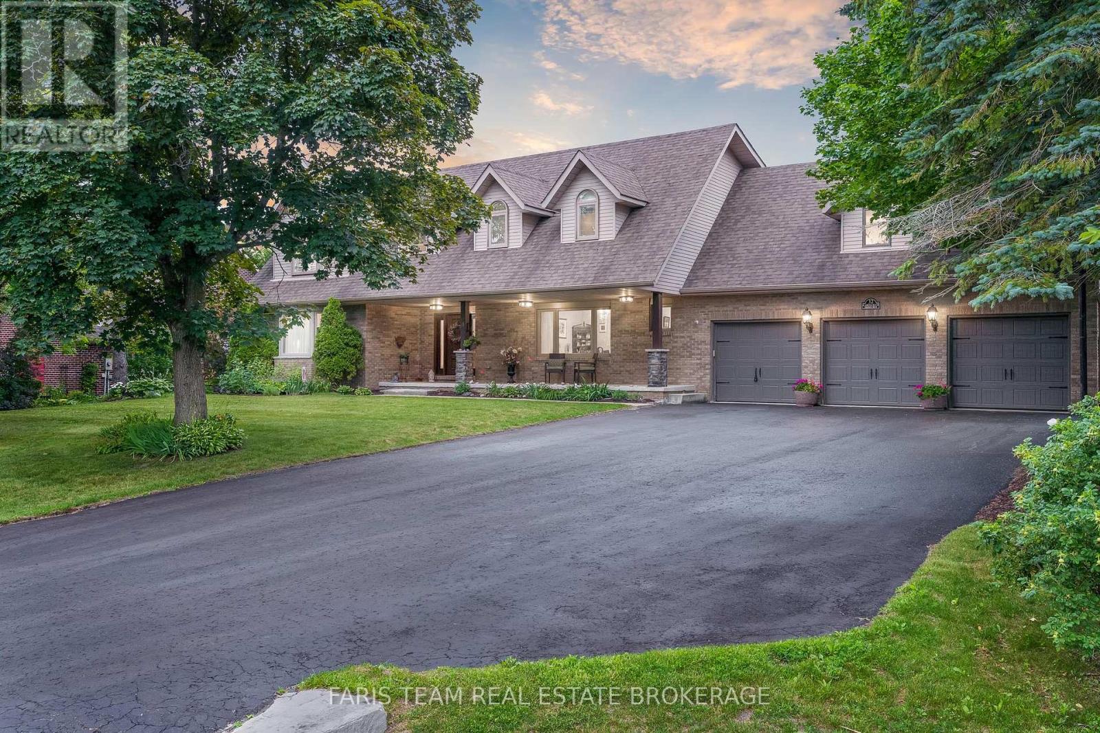 Photo 23 of 32 Cairns Boulevard, Springwater ON