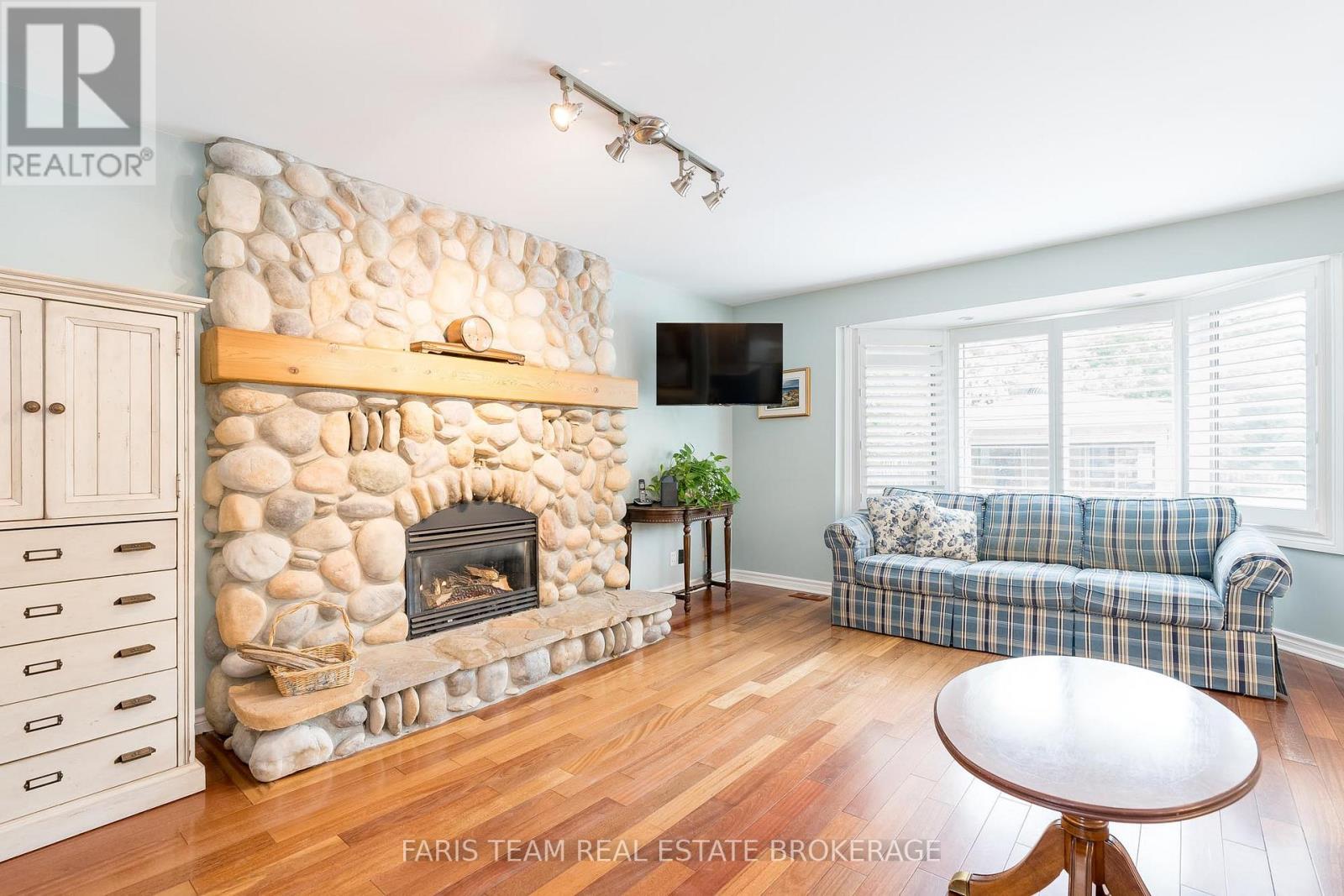 Photo 2 of 32 Cairns Boulevard, Springwater ON