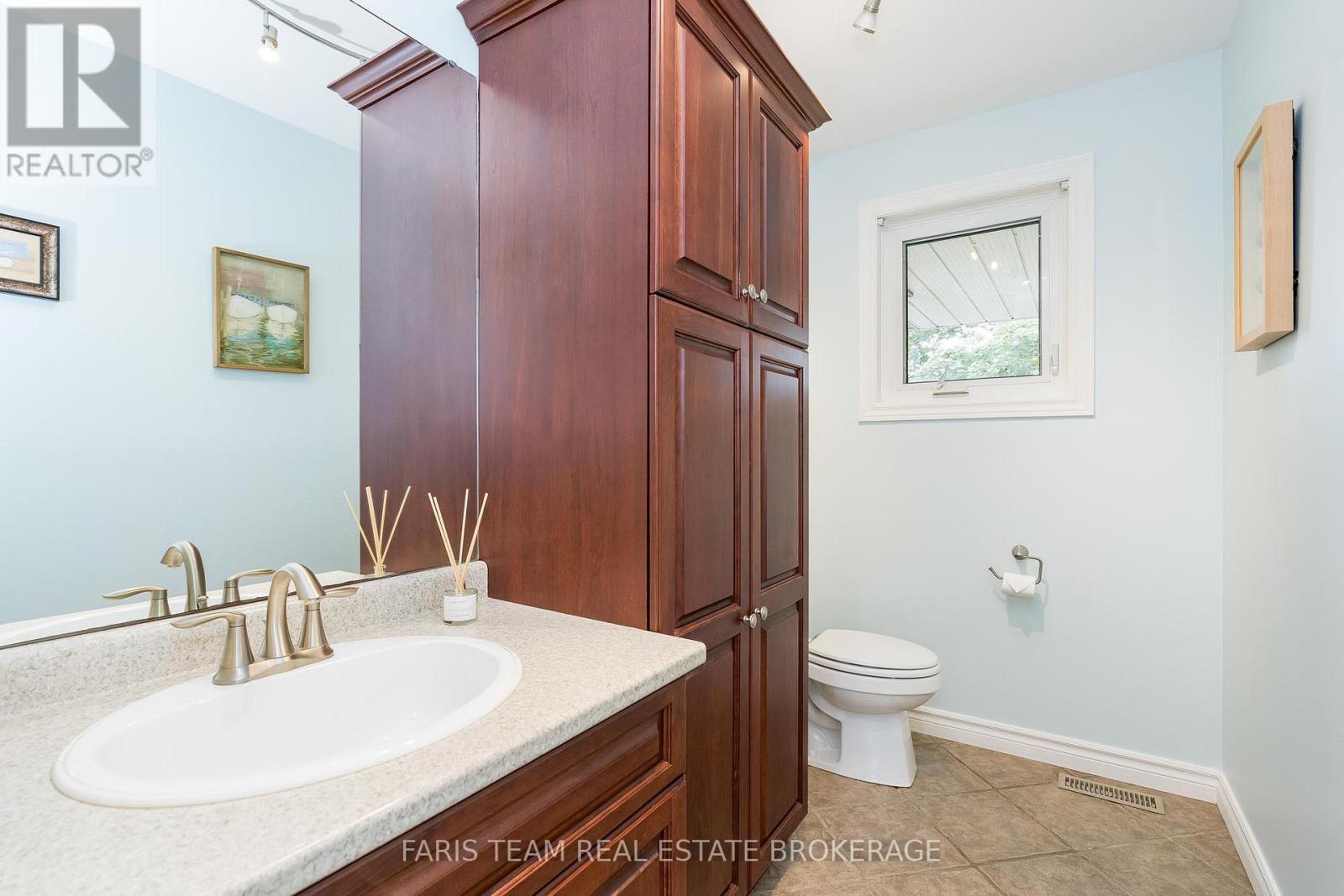 Photo 17 of 32 Cairns Boulevard, Springwater ON
