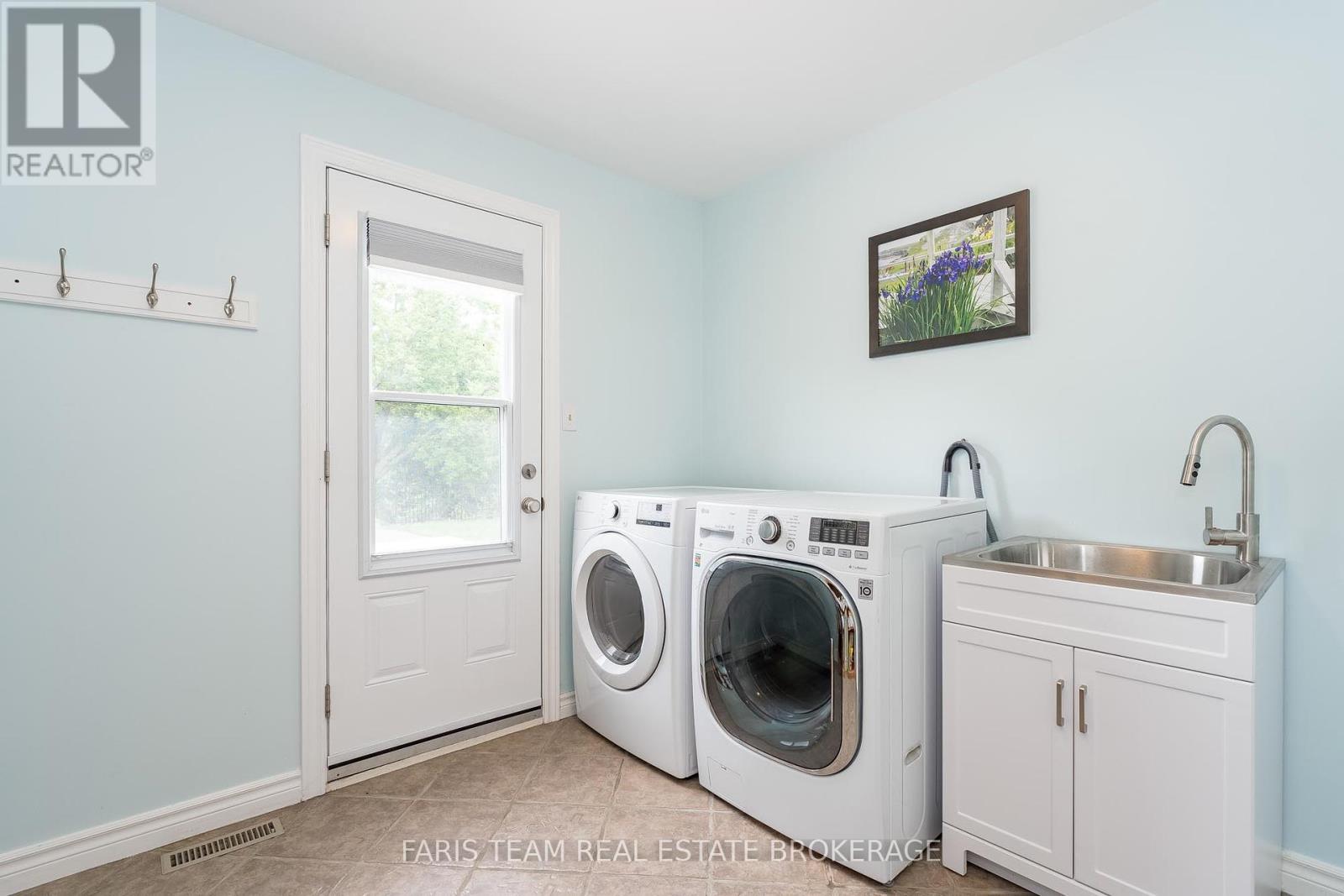 Photo 4 of 32 Cairns Boulevard, Springwater ON
