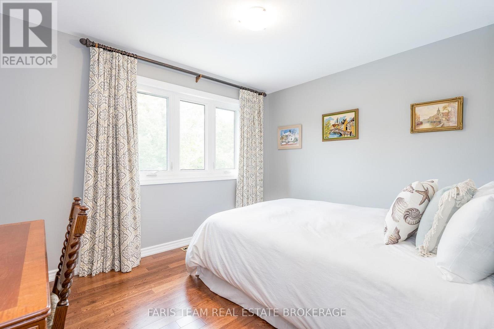 Photo 14 of 32 Cairns Boulevard, Springwater ON