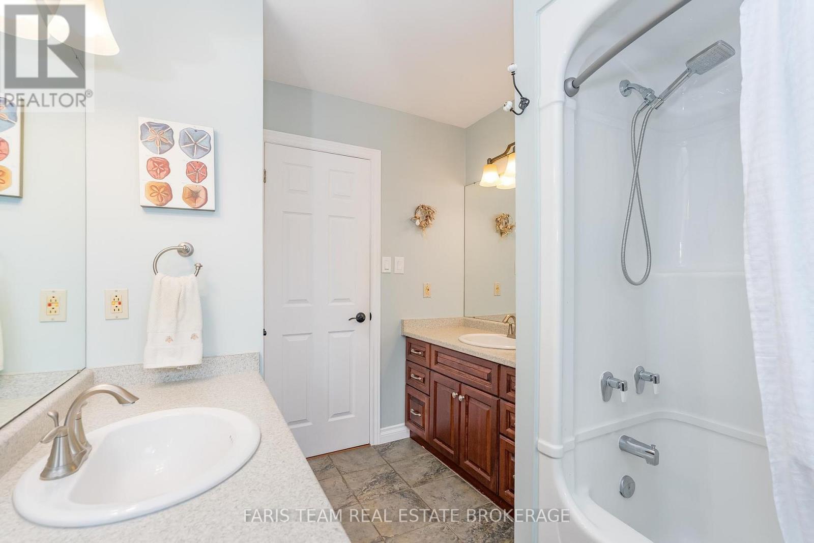 Photo 18 of 32 Cairns Boulevard, Springwater ON