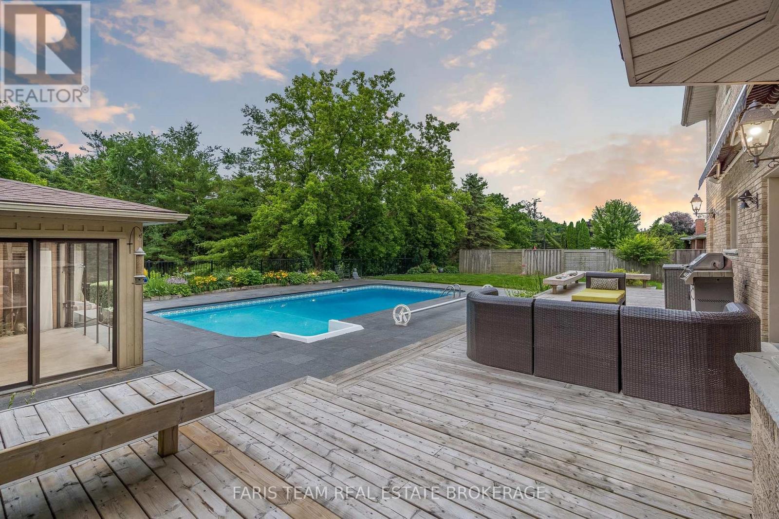 Photo 12 of 32 Cairns Boulevard, Springwater ON
