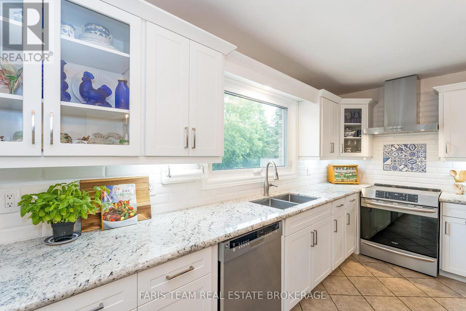 Photo 3 of 32 Cairns Boulevard, Springwater ON