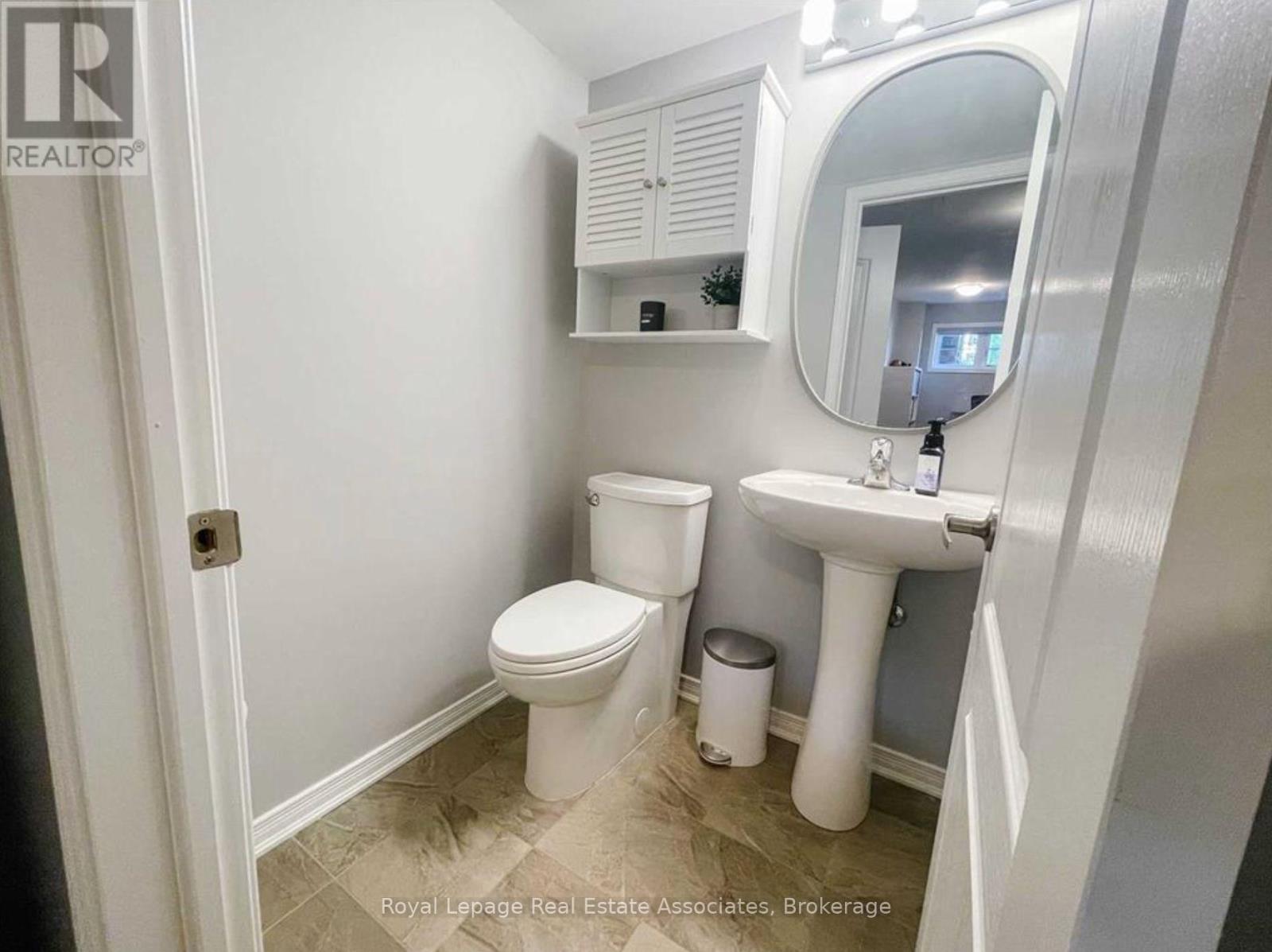 Photo 3 of 60 2441 Greenwich Drive, Oakville ON