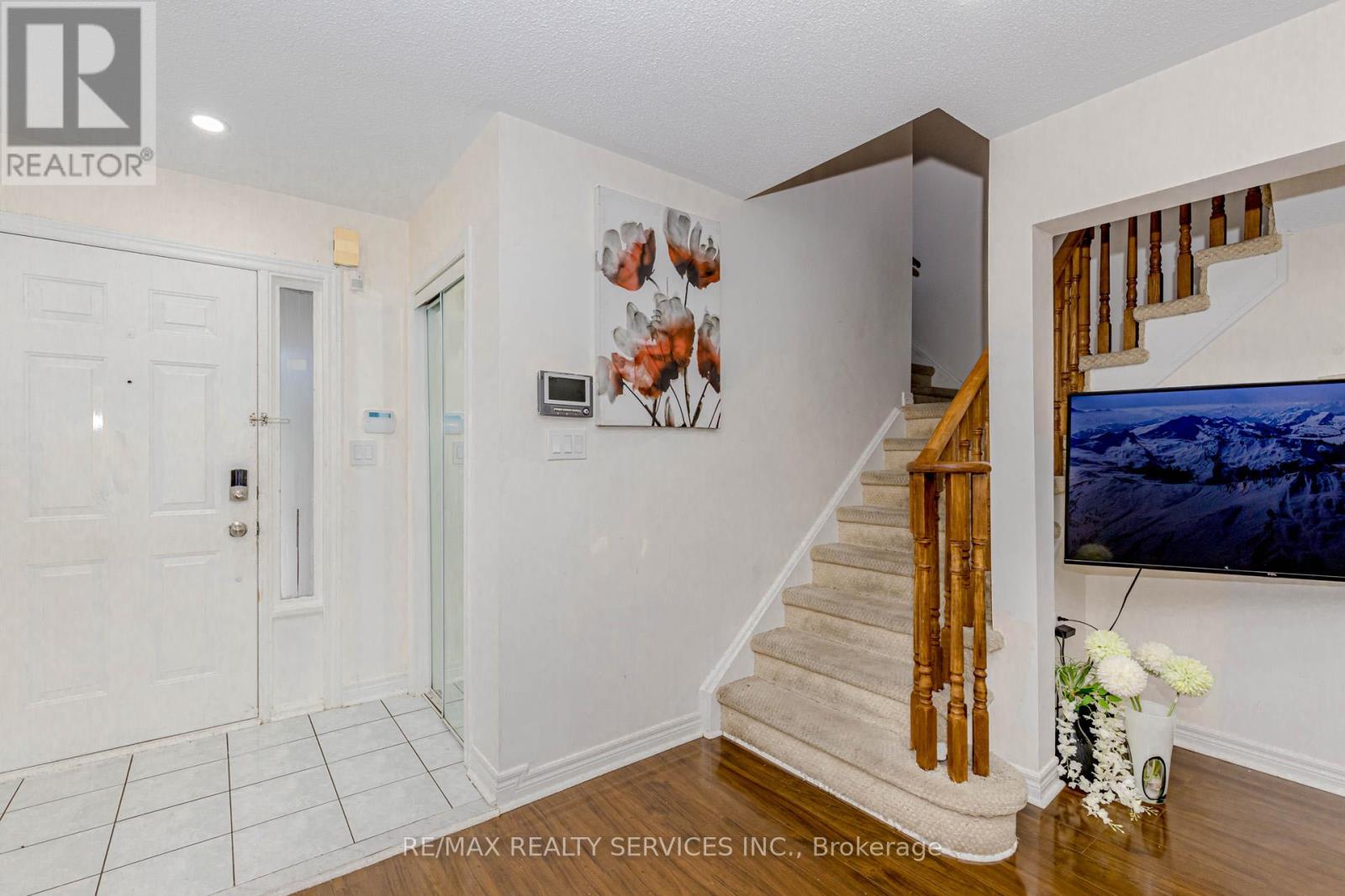 Photo 10 of 32 Pressed Brick Drive, Brampton ON