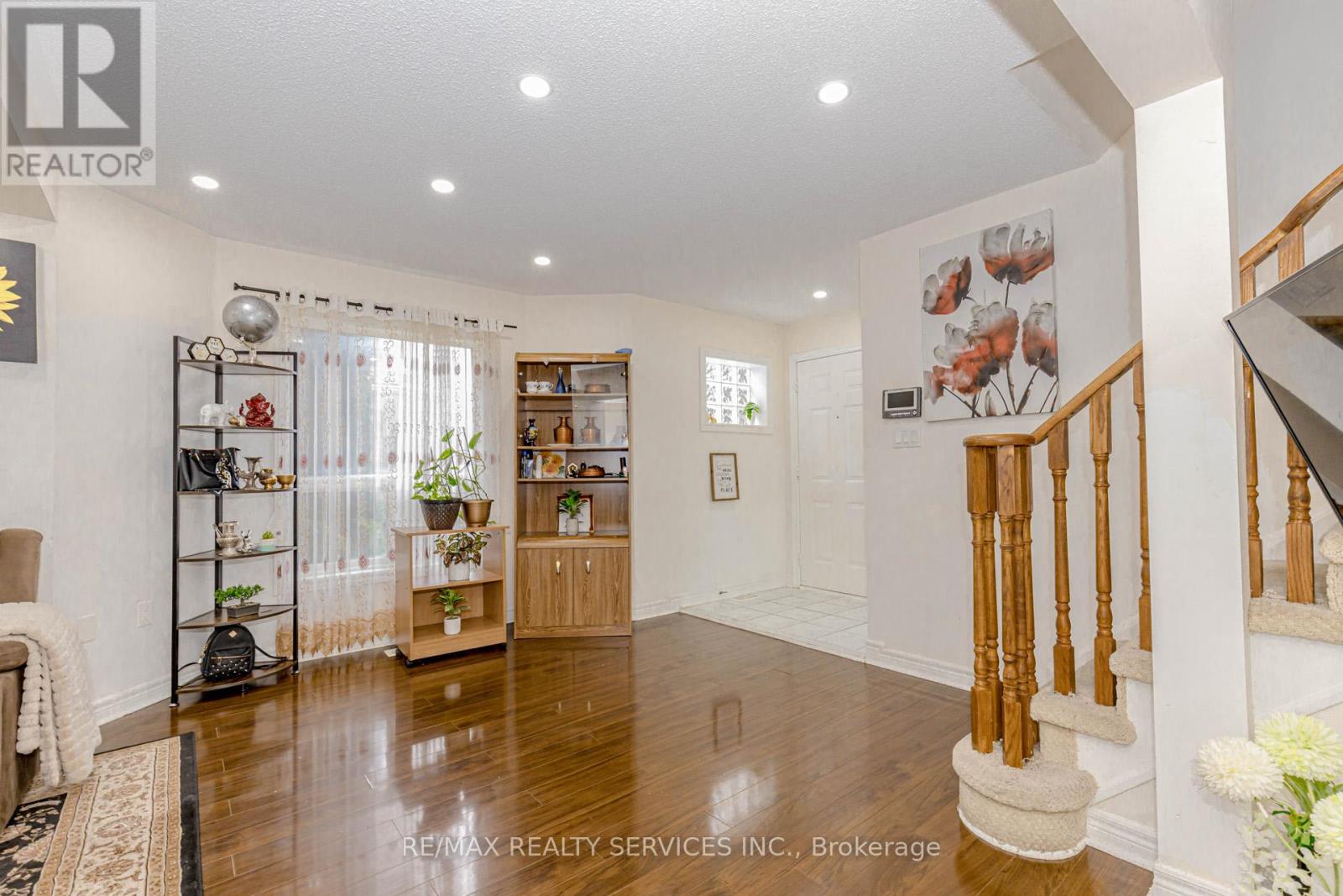 Photo 17 of 32 Pressed Brick Drive, Brampton ON