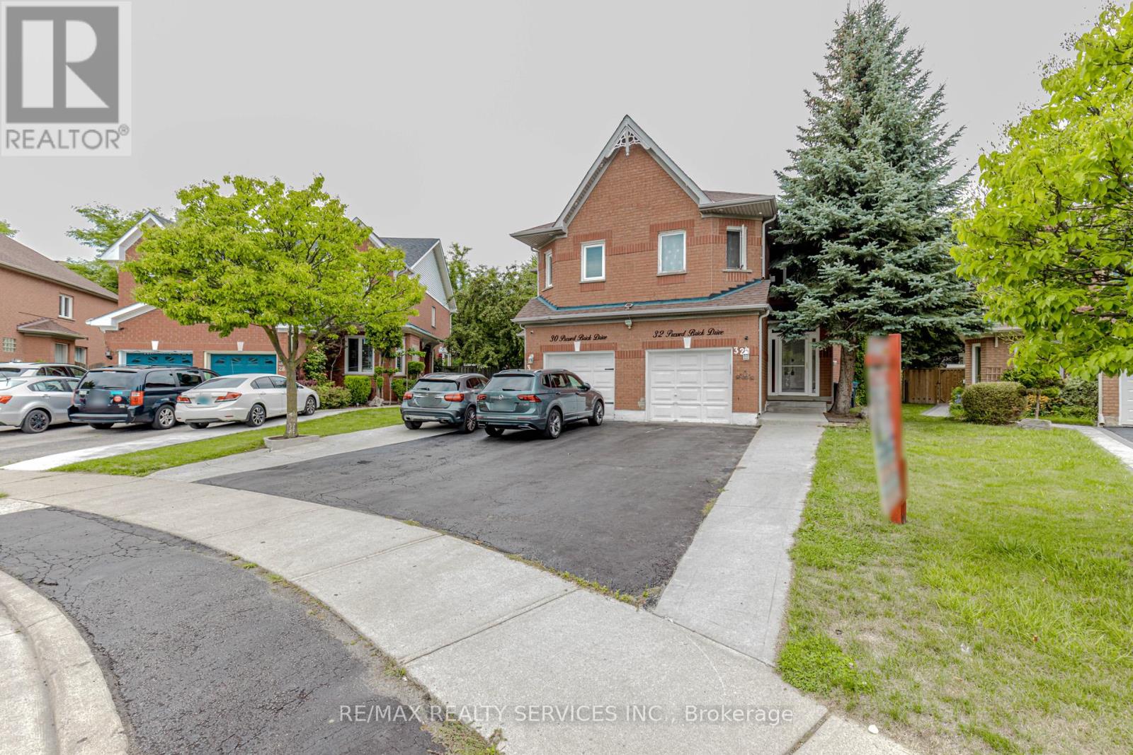Photo 3 of 32 Pressed Brick Drive, Brampton ON