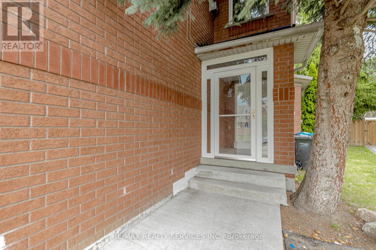 Photo 7 of 32 Pressed Brick Drive, Brampton ON