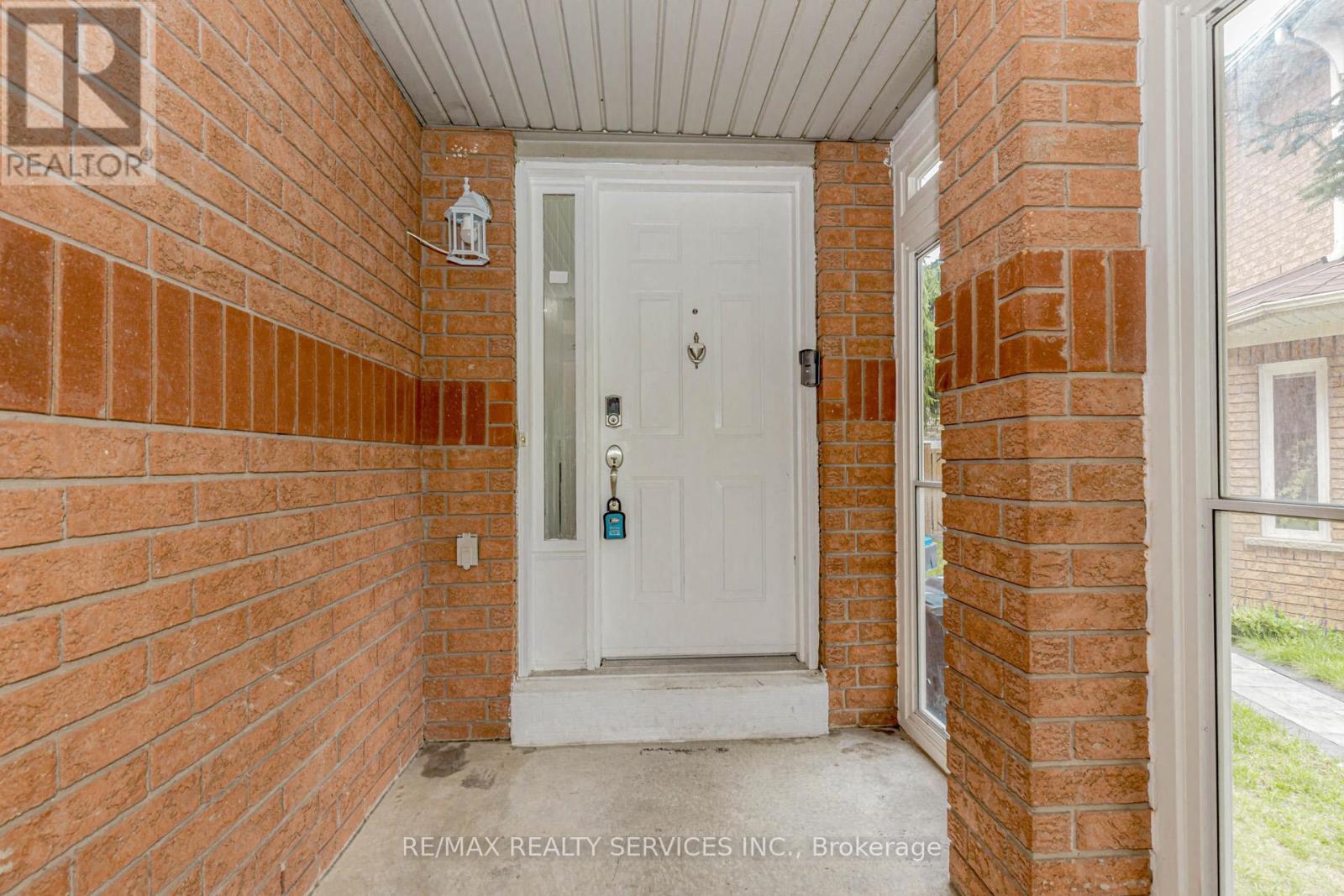 Photo 8 of 32 Pressed Brick Drive, Brampton ON