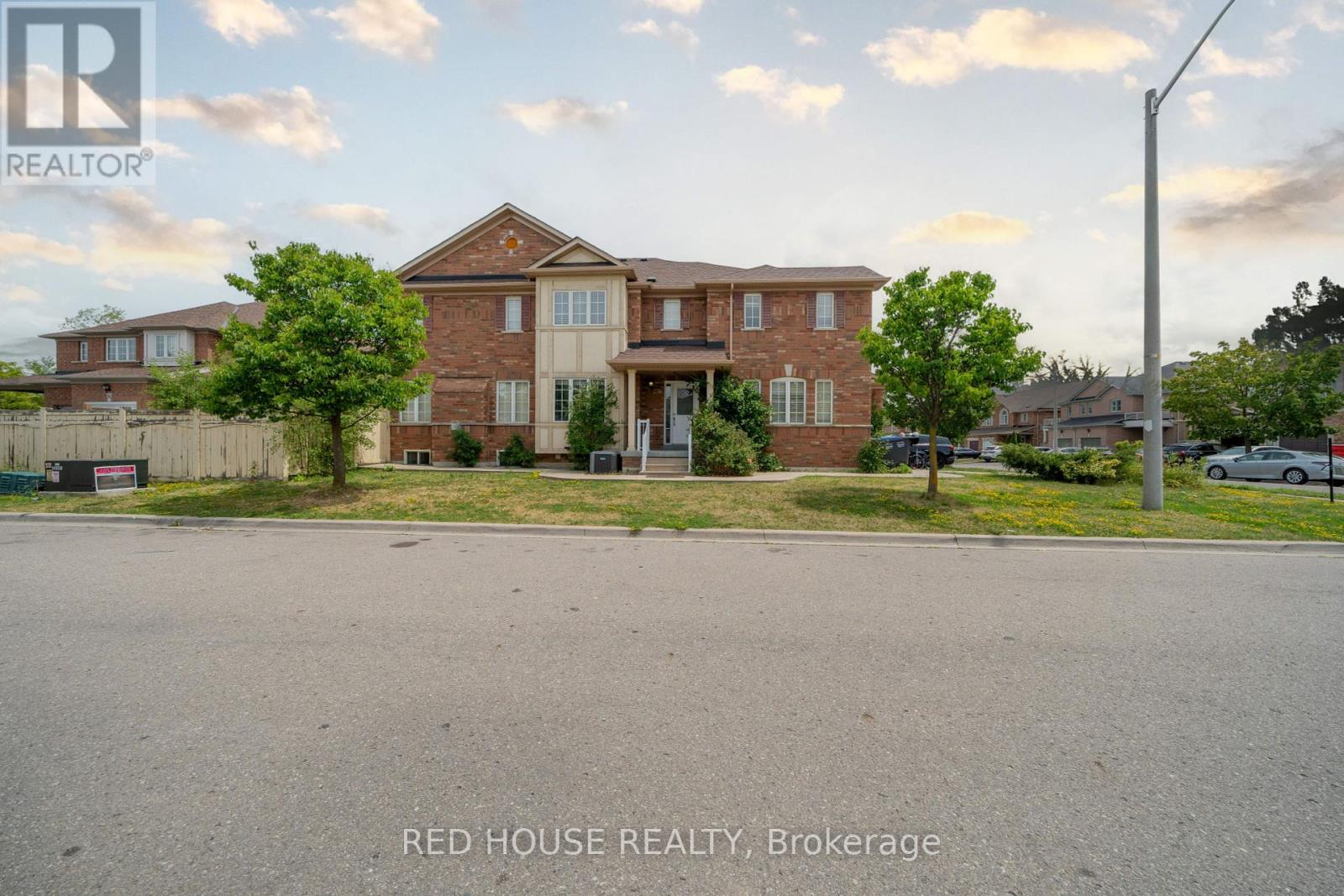 Photo 10 of 78 Passfield Trail, Brampton ON