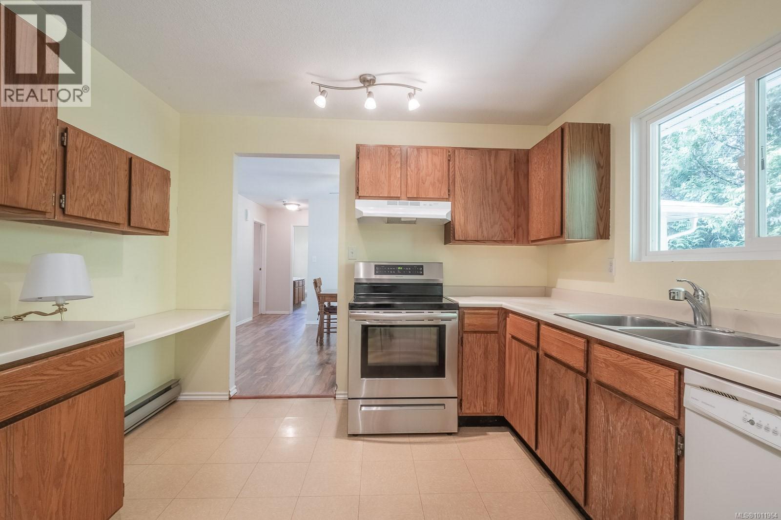 Photo 2 of 655 Dogwood Rd, Qualicum Beach BC