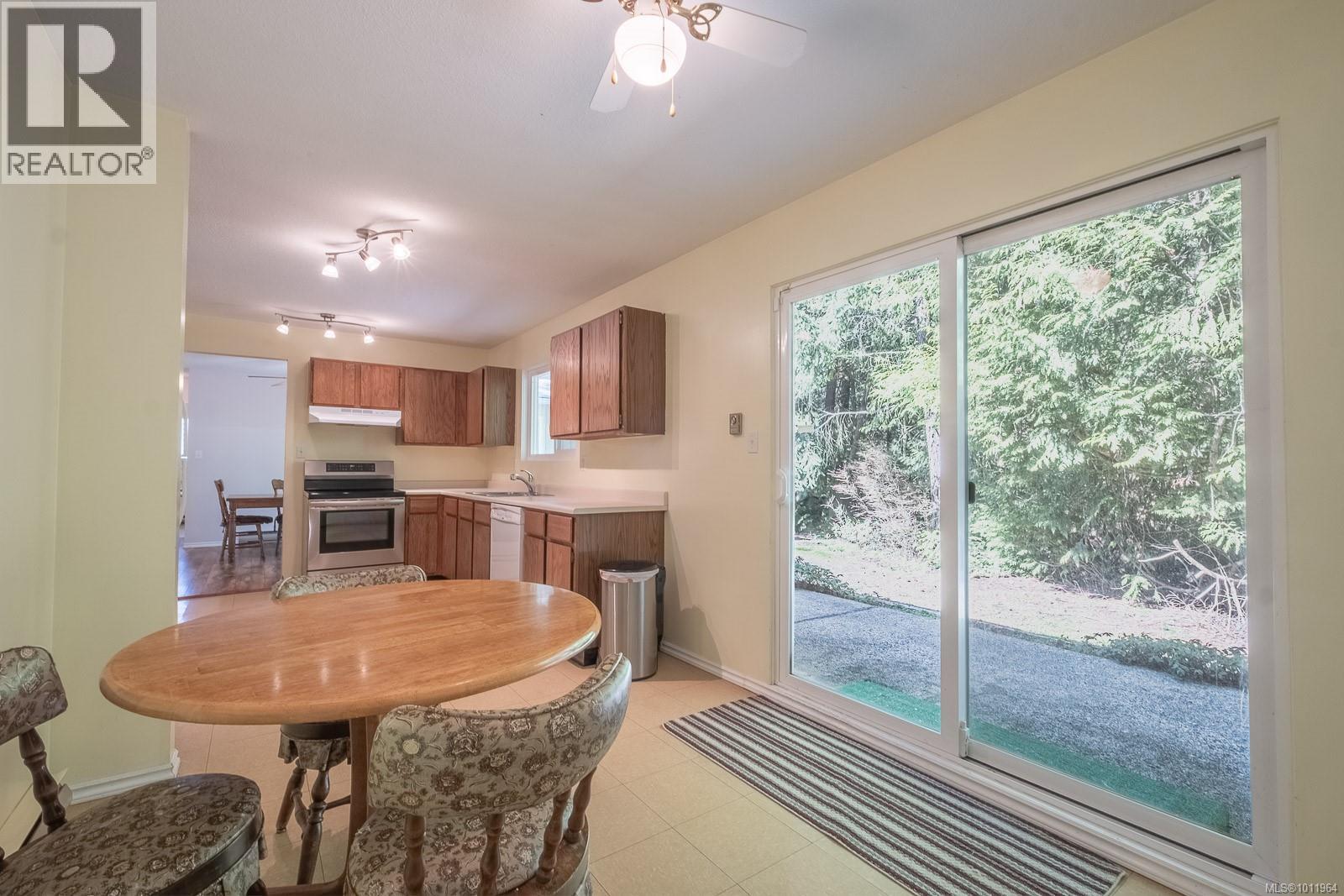 Photo 3 of 655 Dogwood Rd, Qualicum Beach BC