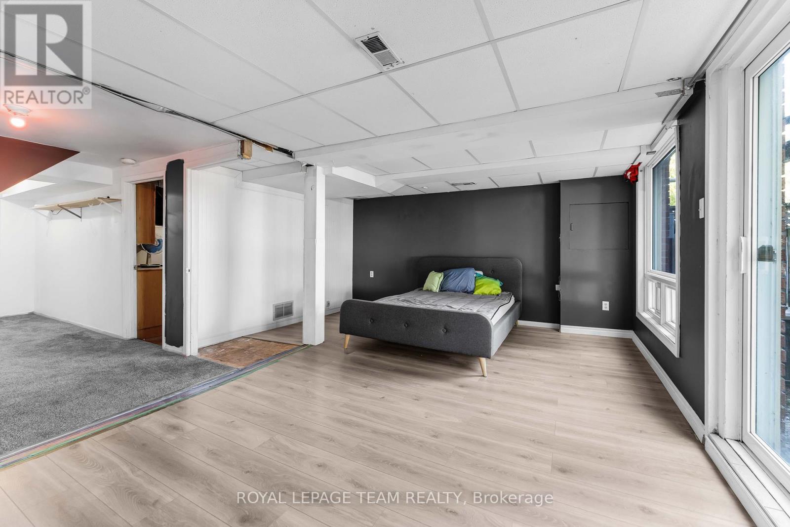 Photo 3 of 11 2415 Southvale Crescent, Ottawa ON