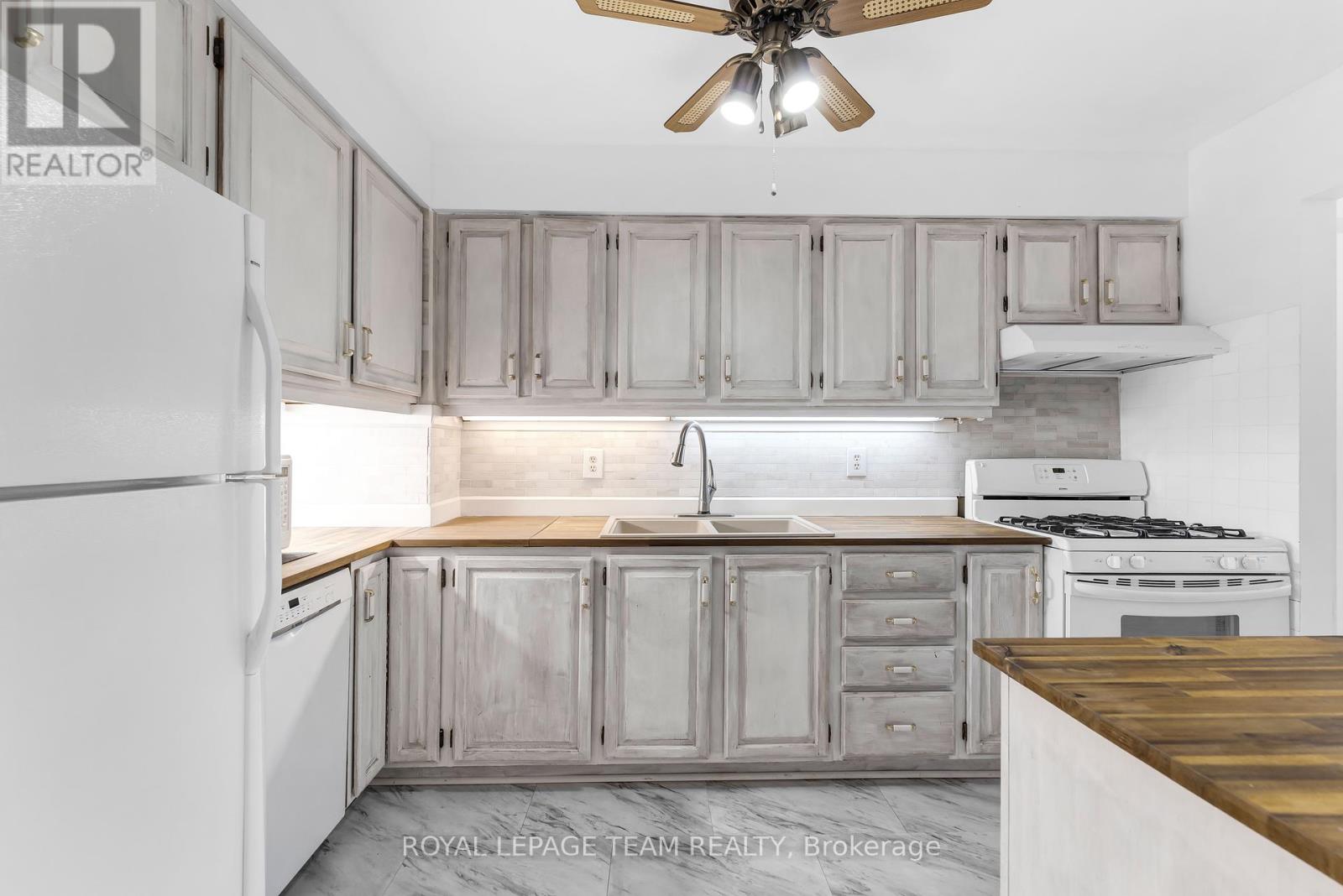 Photo 4 of 11 2415 Southvale Crescent, Ottawa ON