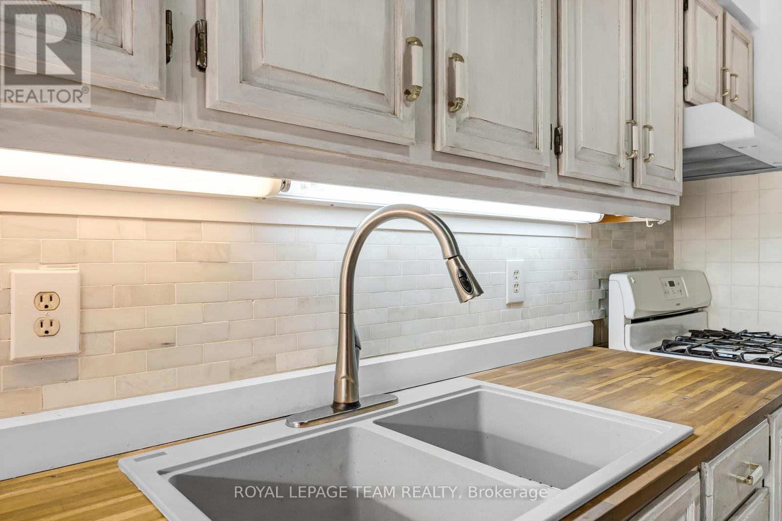 Photo 9 of 11 2415 Southvale Crescent, Ottawa ON