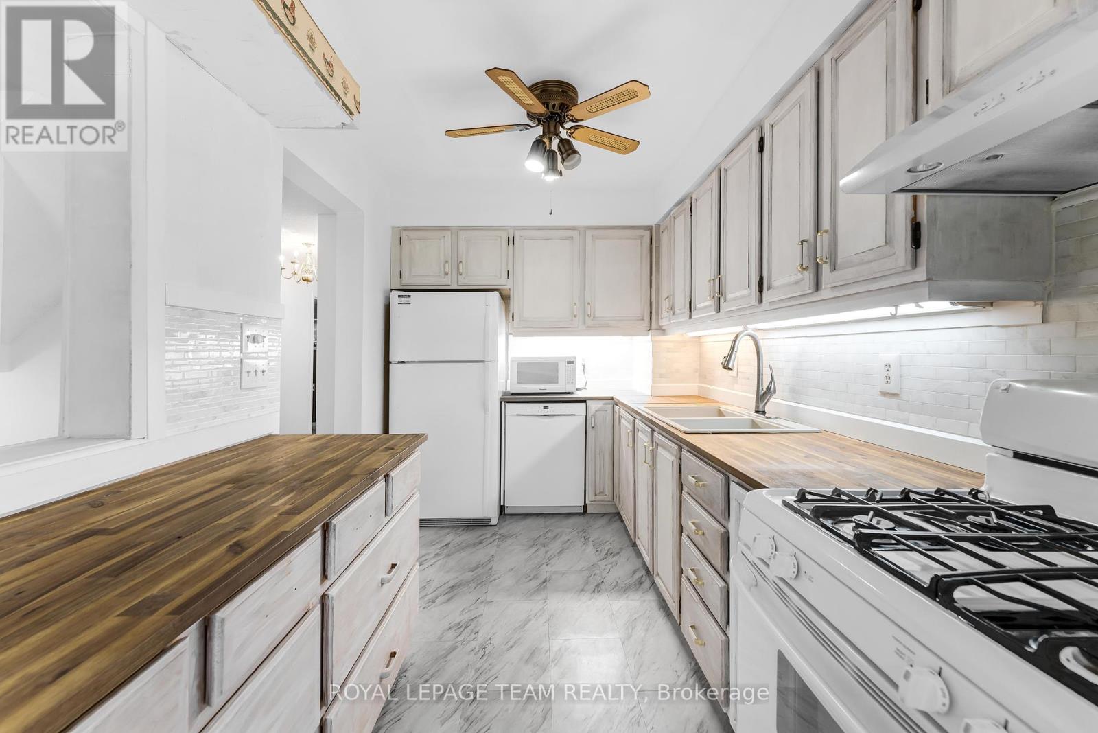 Photo 5 of 11 2415 Southvale Crescent, Ottawa ON