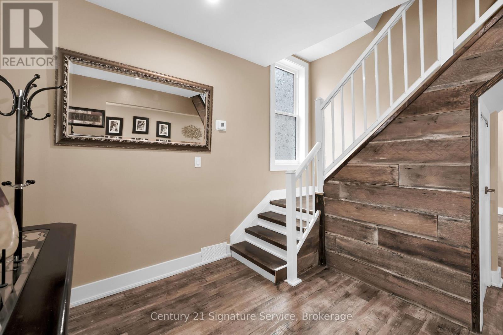 Photo 8 of 42 Grove Street, Welland ON