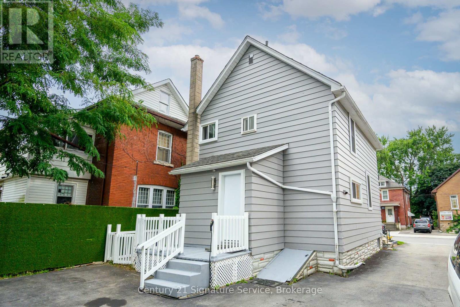 Photo 2 of 42 Grove Street, Welland ON
