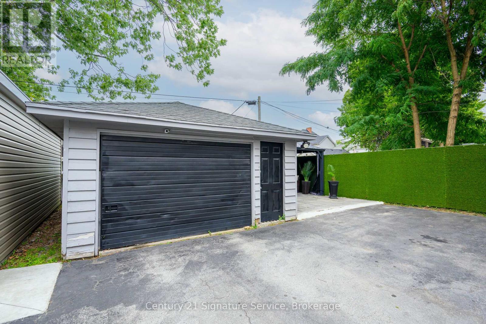 Photo 4 of 42 Grove Street, Welland ON