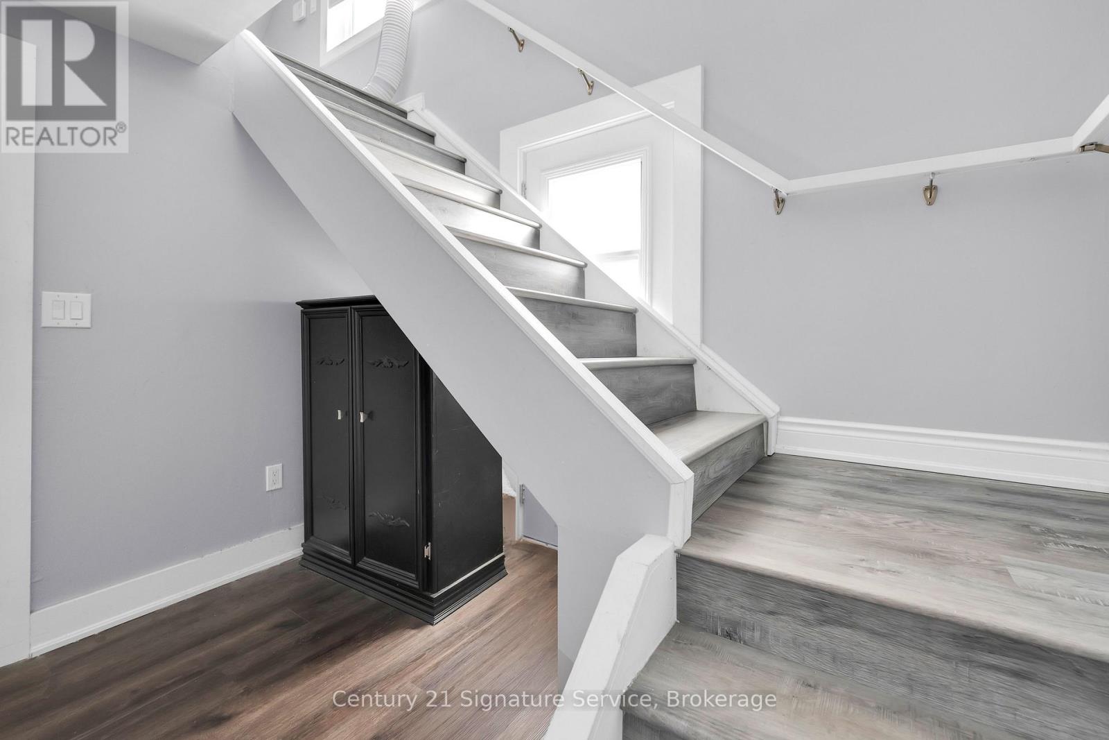Photo 6 of 42 Grove Street, Welland ON