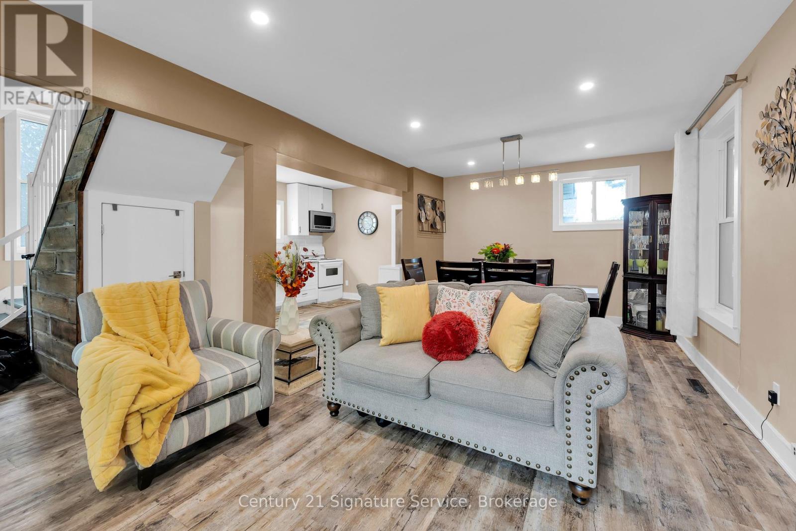 Photo 33 of 42 Grove Street, Welland ON