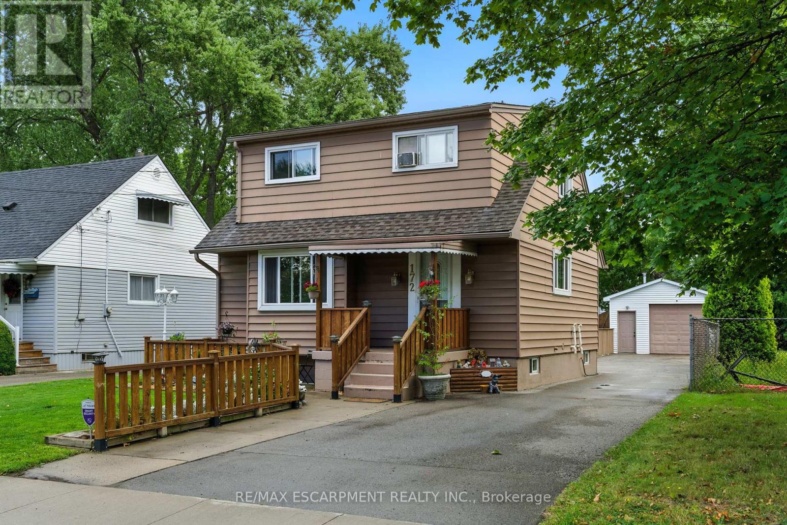 Photo 2 of 172 Adair Avenue N, Hamilton ON