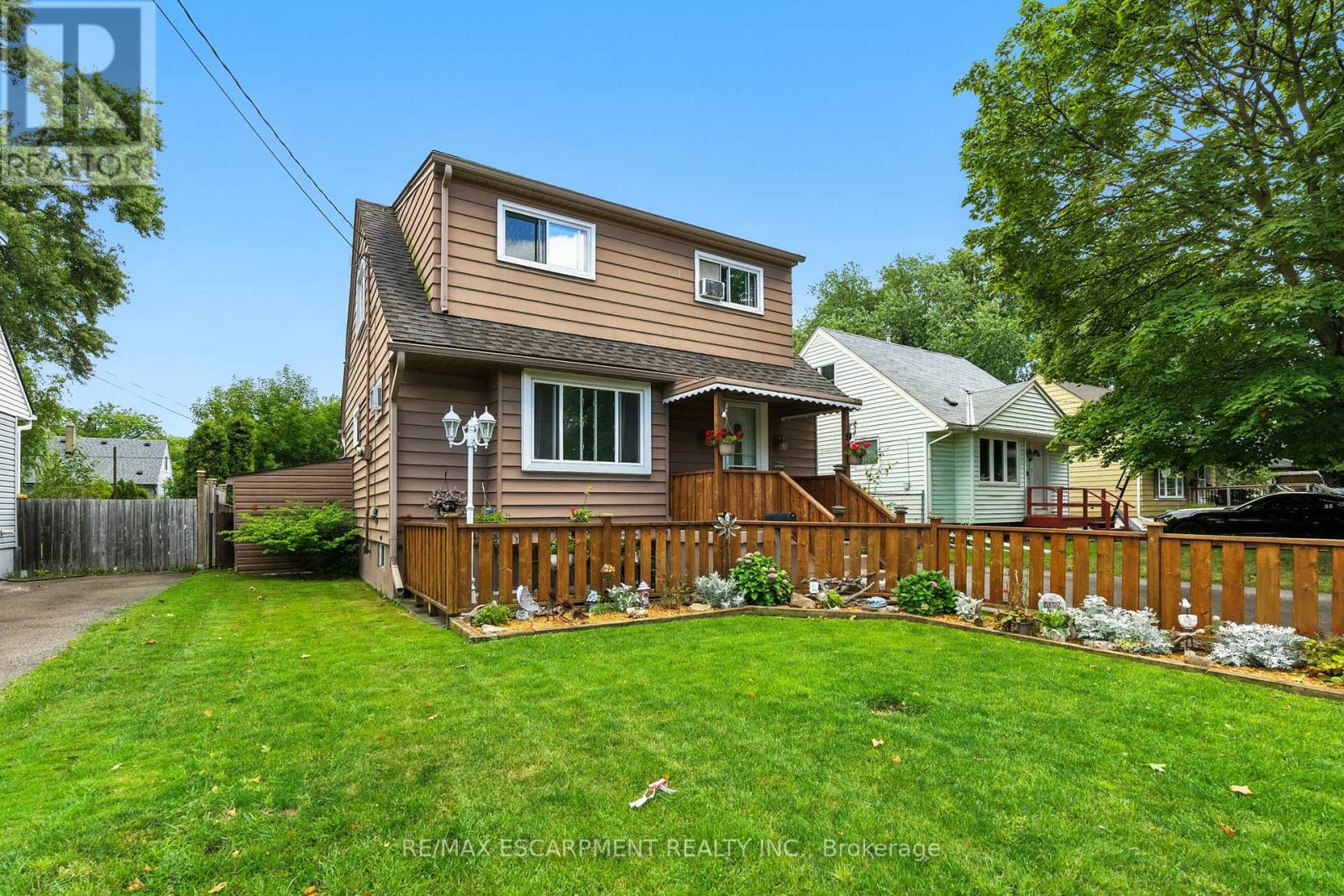 Photo 3 of 172 Adair Avenue N, Hamilton ON