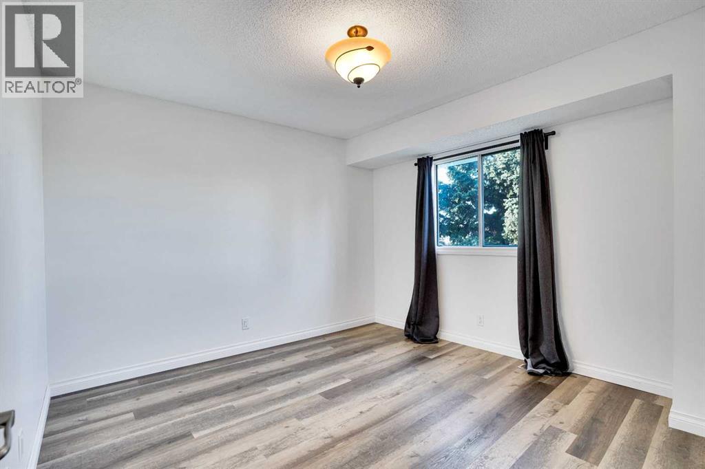 Photo 4 of 76 Coach Manor Rise Sw, Calgary AB