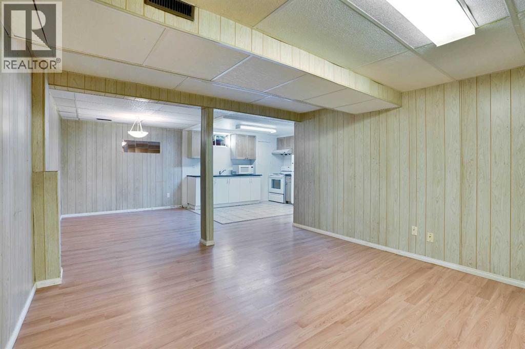 Photo 18 of 76 Coach Manor Rise Sw, Calgary AB